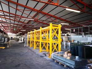Rafturi industriale galbene, imagine publicată pe pagina Facebook iMetal