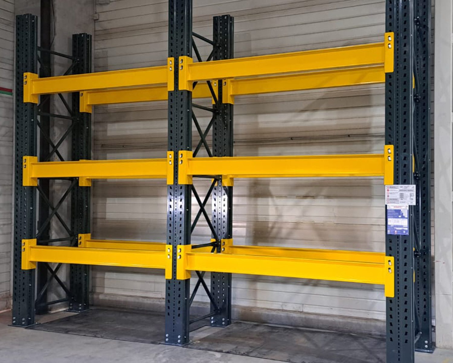 Rafturi cantilever — fotografie publicată de iMetal